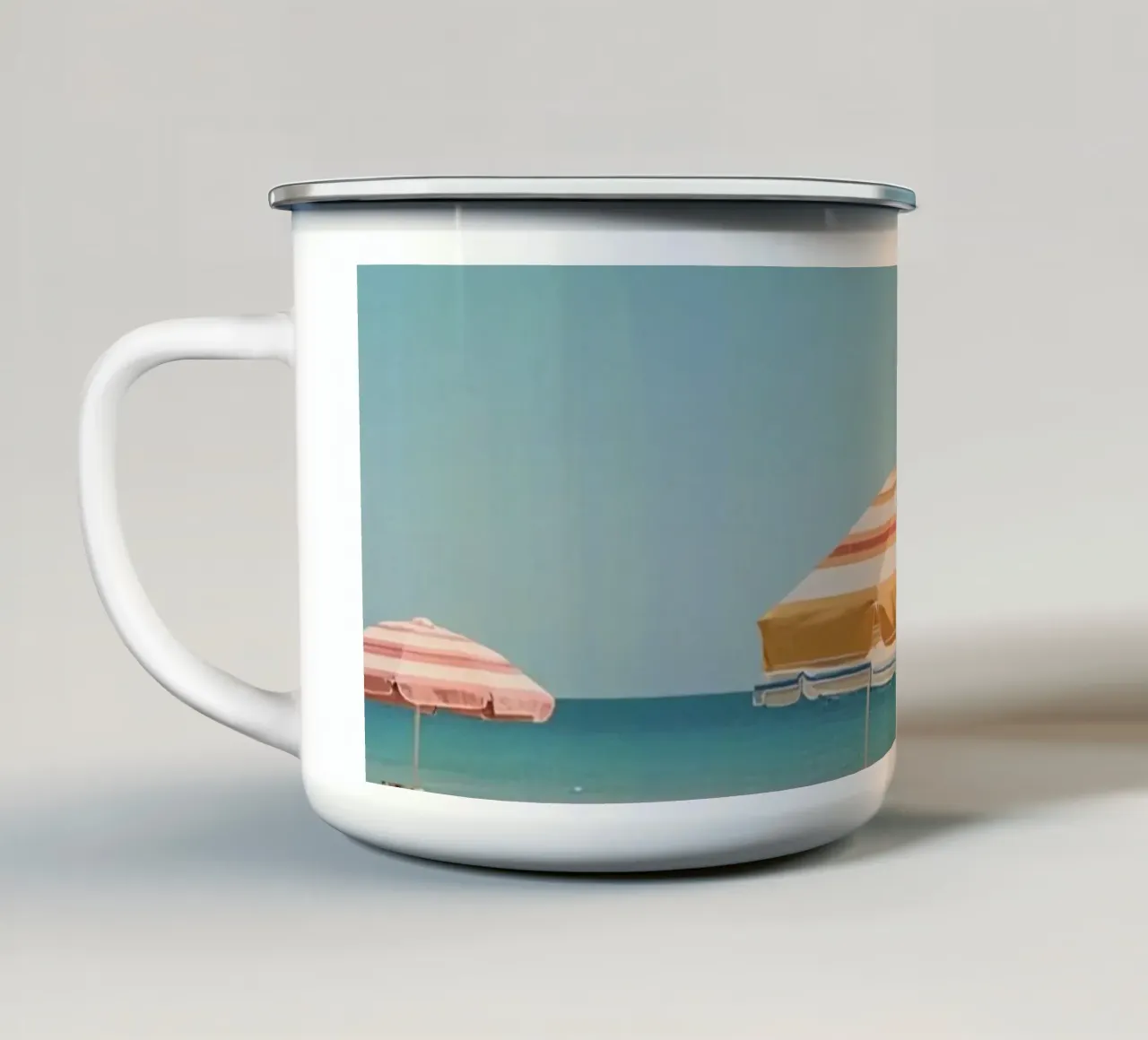 Spiaggia con ombrelloni e sedie a strisce tazza in smalto da DesignDoodle