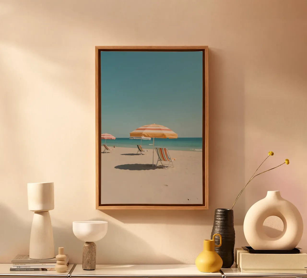Spiaggia con ombrelloni e sedie a strisce tela con Cornice a cassetta da DesignDoodle
