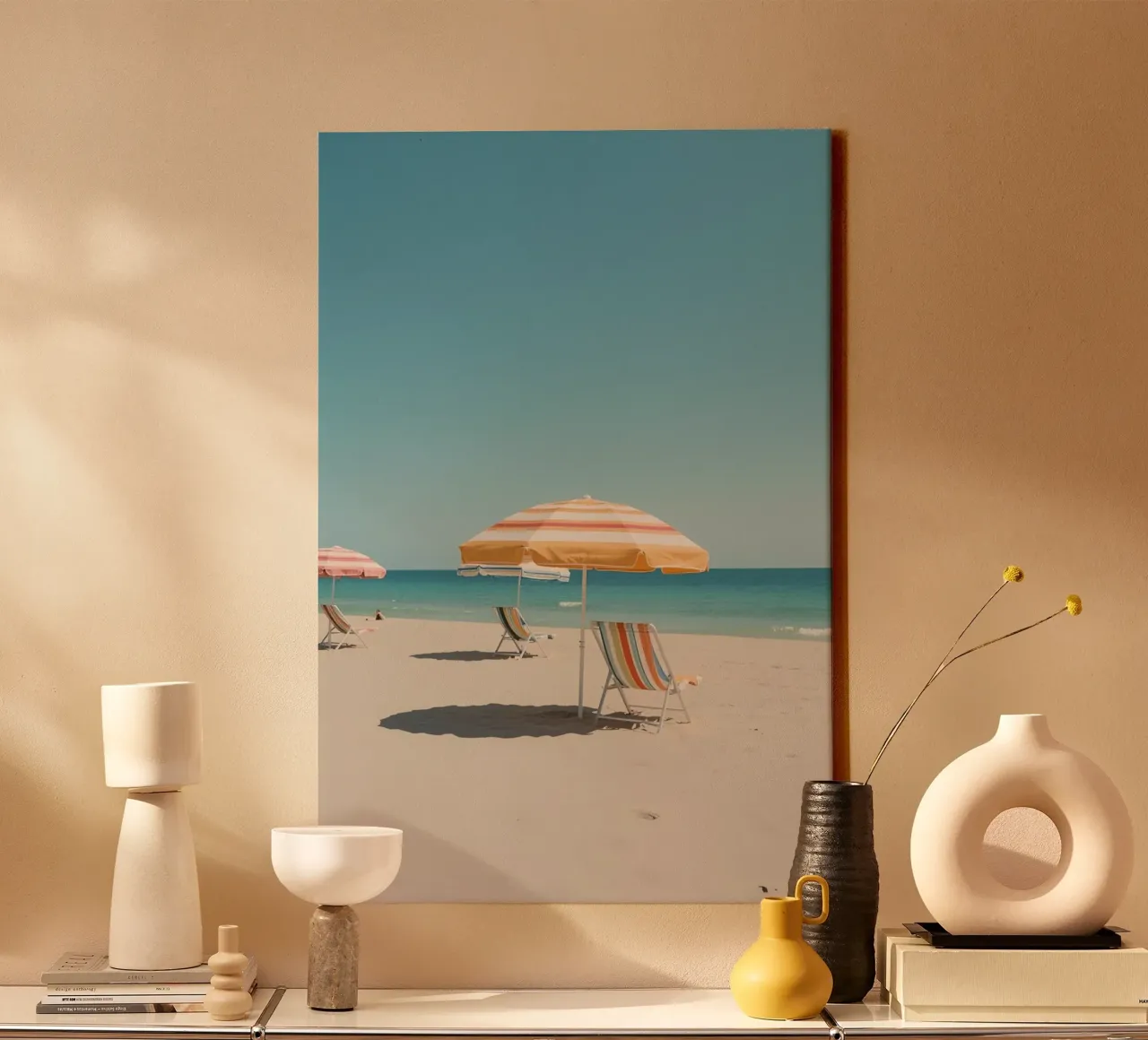 Spiaggia con ombrelloni e sedie a strisce tela con Cornice a cassetta da DesignDoodle