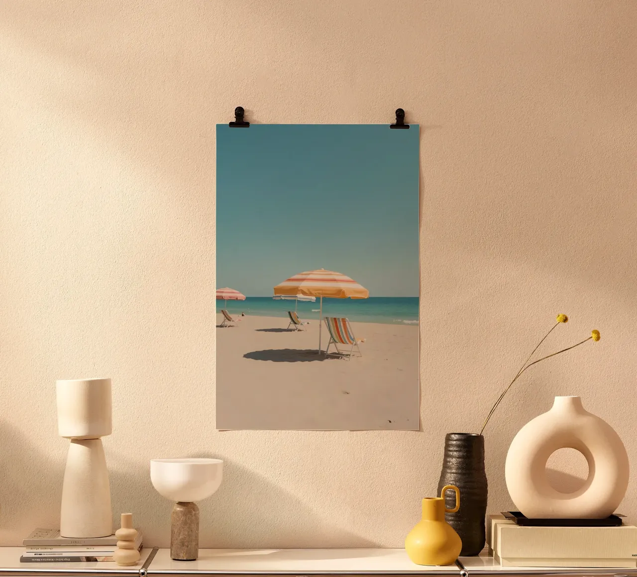 Spiaggia con ombrelloni e sedie a strisce poster con telaio in alluminio da DesignDoodle