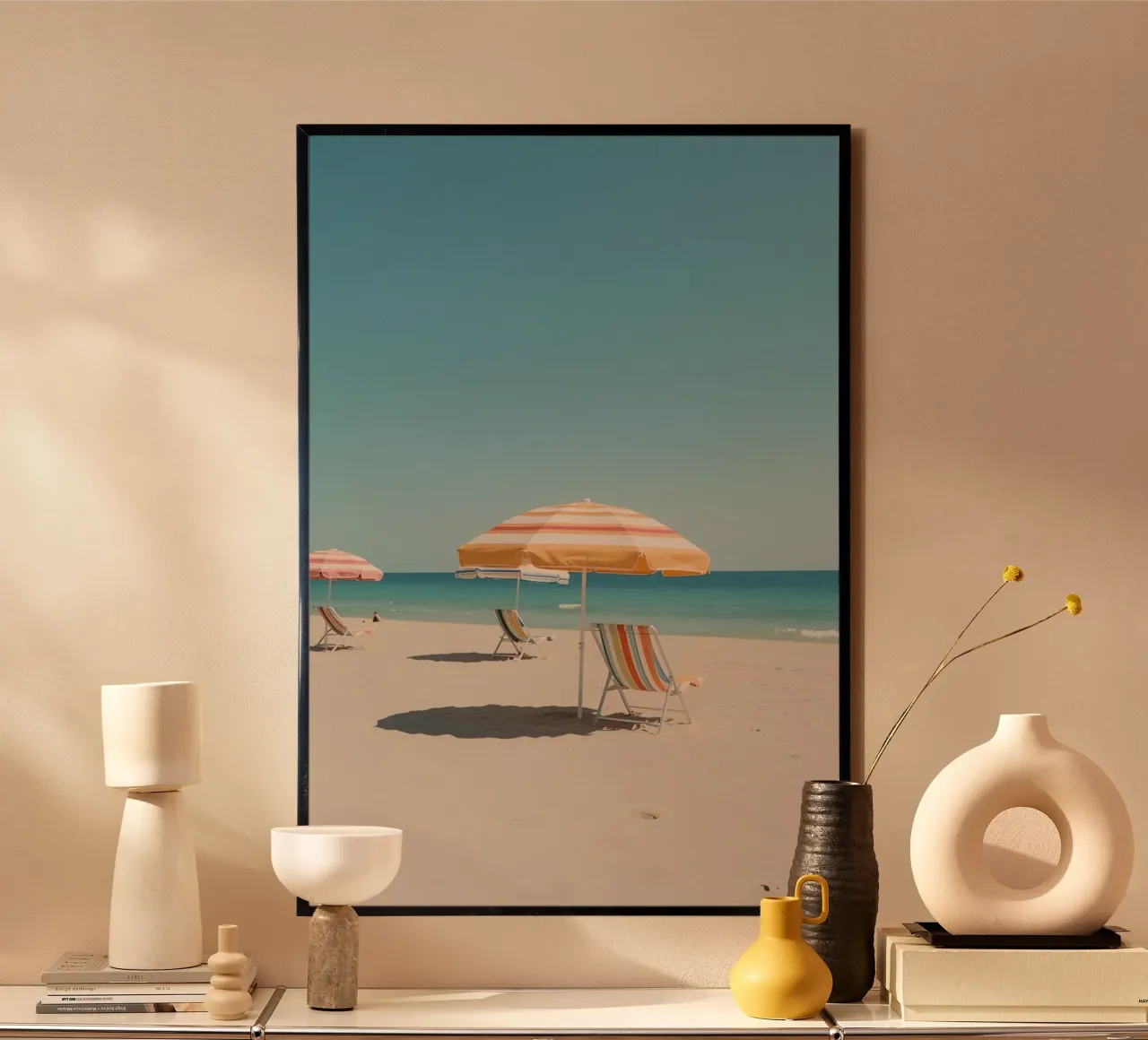 Spiaggia con ombrelloni e sedie a strisce poster con telaio in alluminio da DesignDoodle