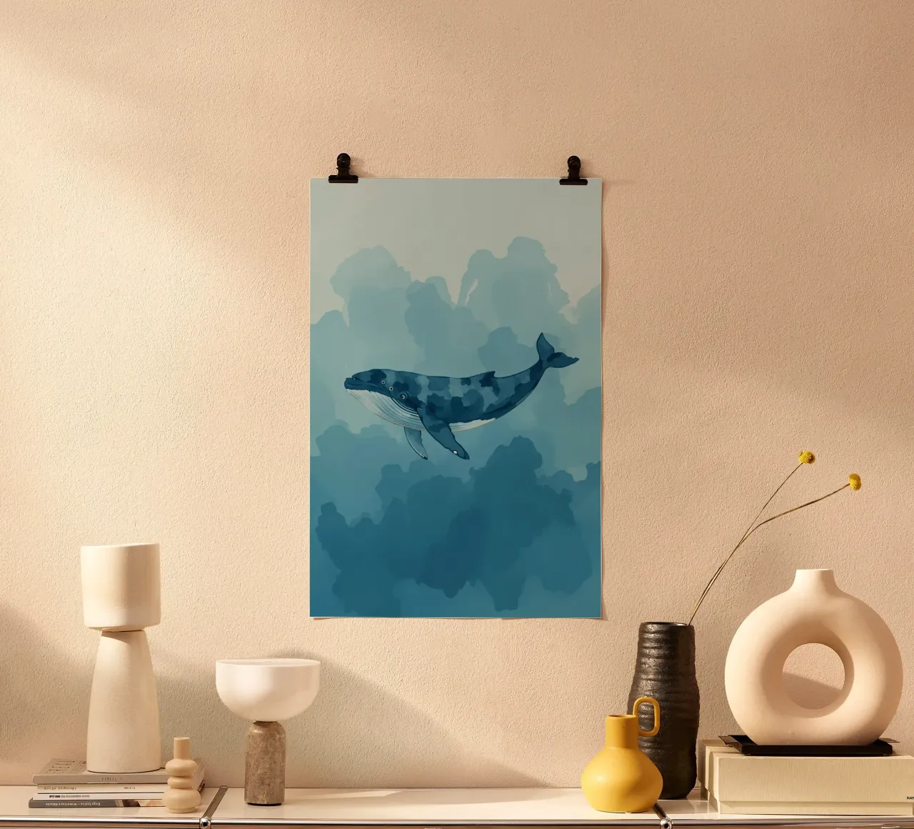 Blauer Wal Illustration auf blauem strukturierten Hintergrund Poster von DesignDoodle