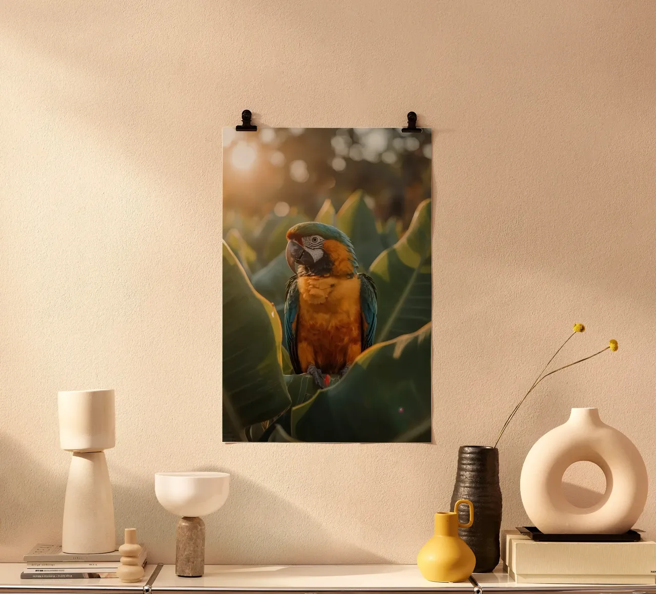 Ara blu e oro appollaiata su una pianta poster da DesignDoodle