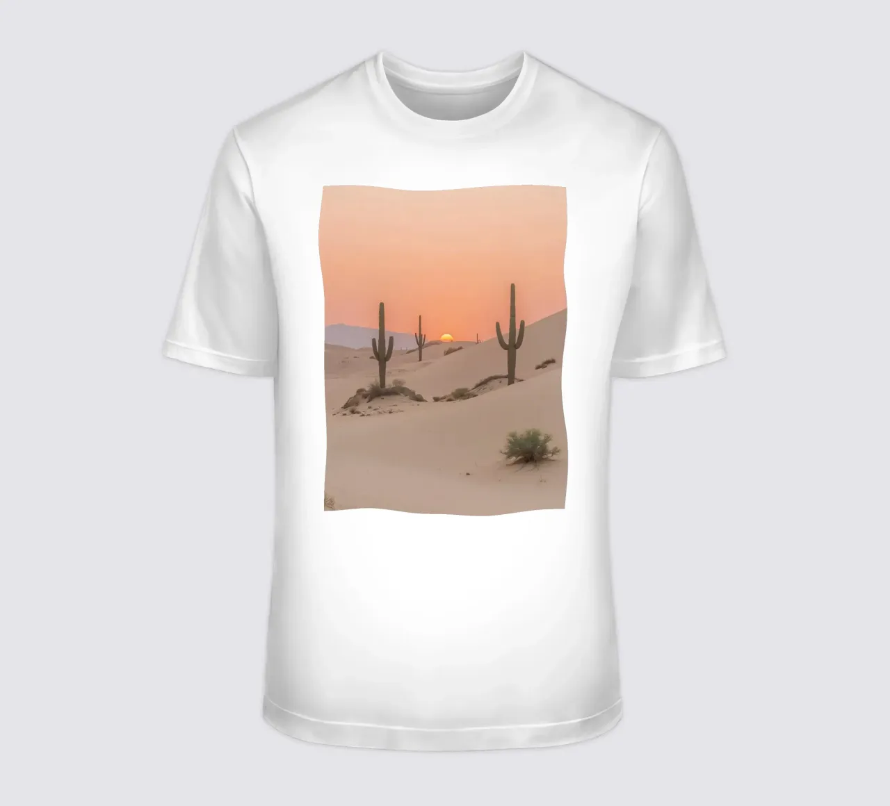 Paesaggio desertico con dune di cactus Saguaro e tramonto t-shirt da DesignDoodle