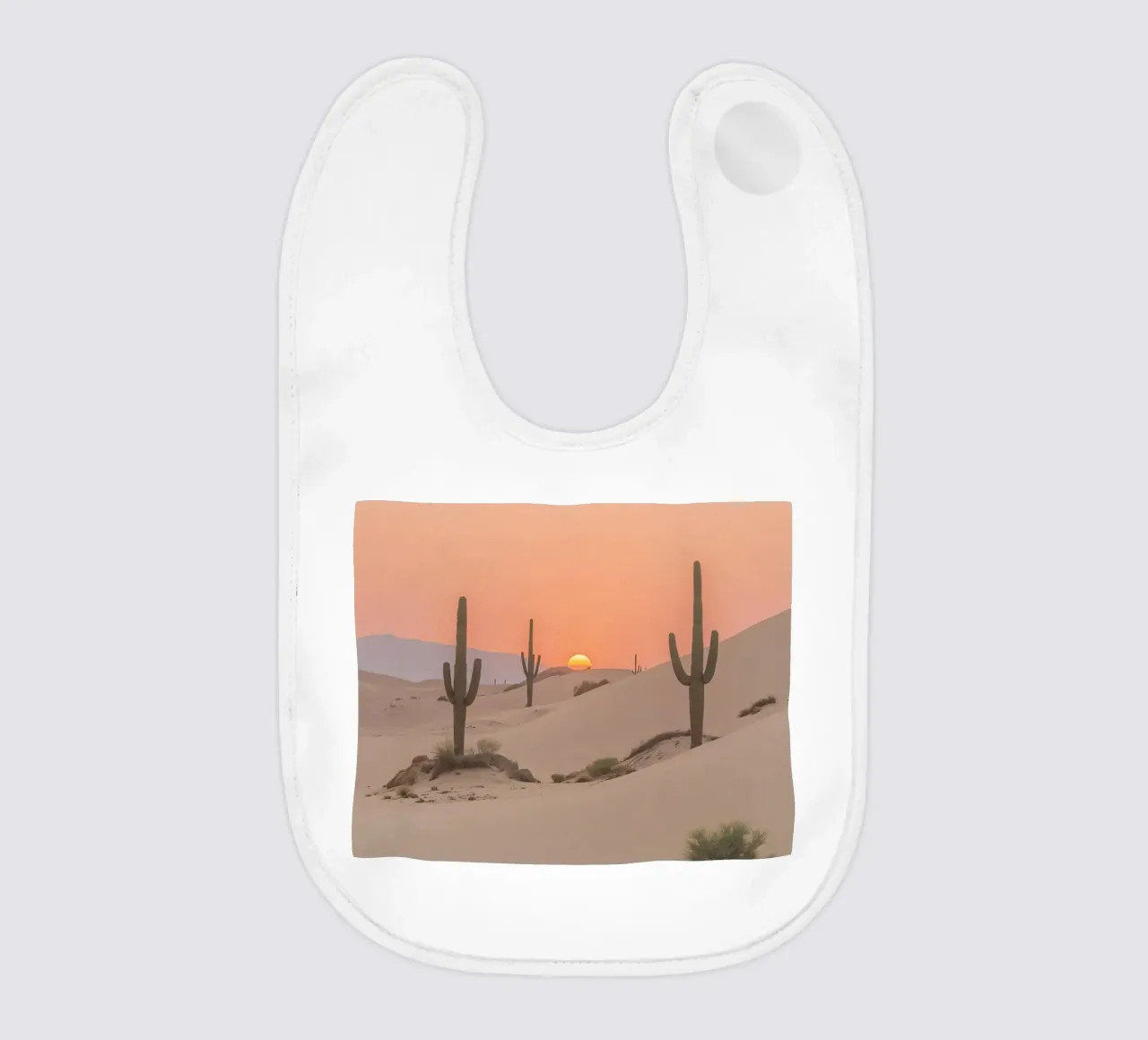 Paesaggio desertico con dune di cactus Saguaro e tramonto bavaglino da DesignDoodle