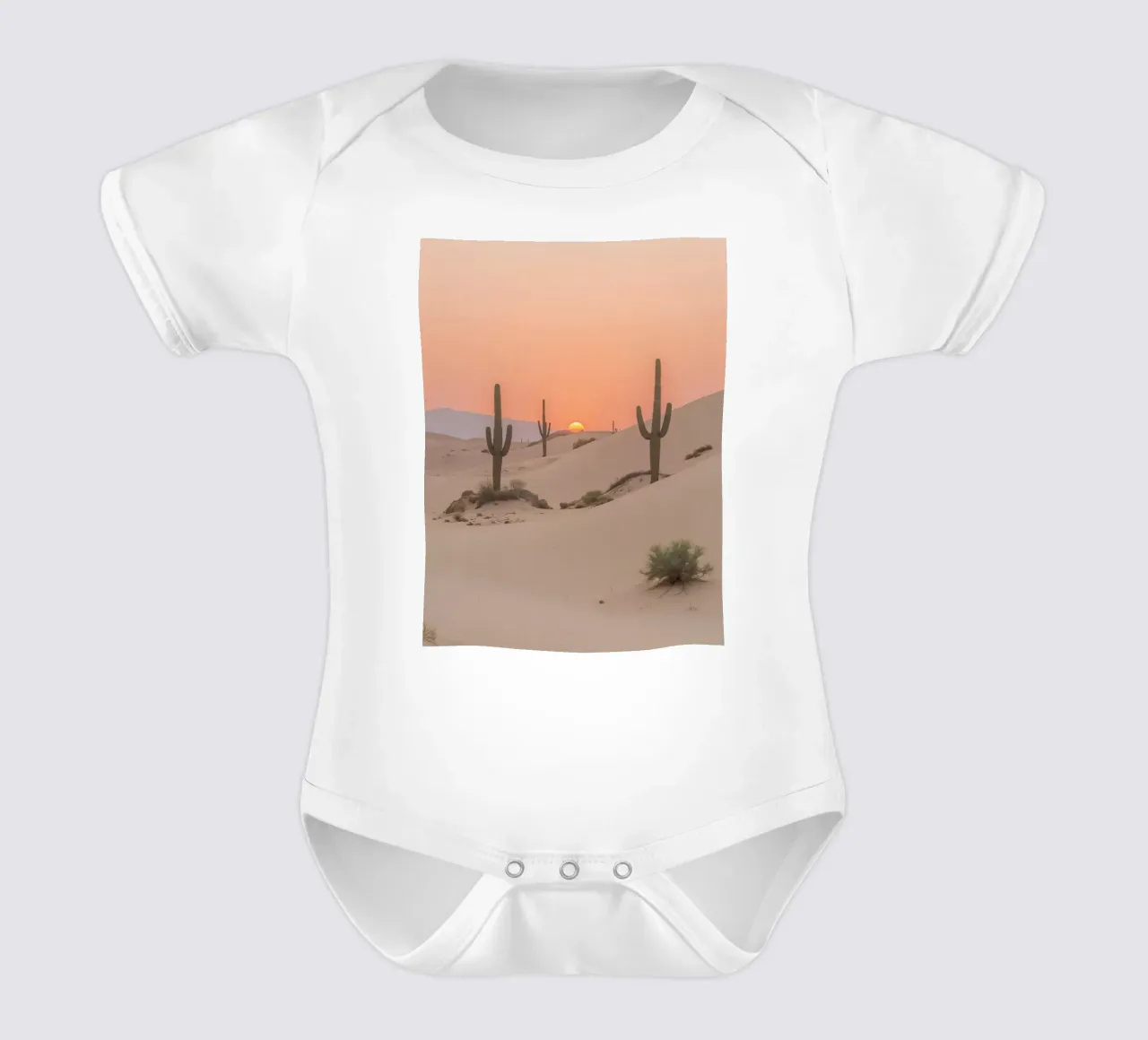 Paesaggio desertico con dune di cactus Saguaro e tramonto body neonato maniche corte da DesignDoodle