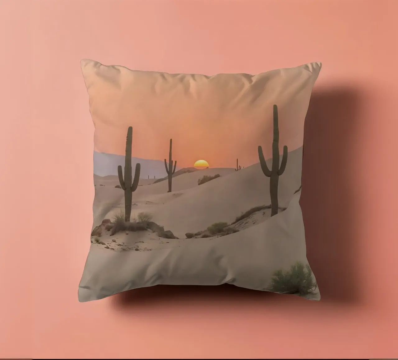 Paesaggio desertico con dune di cactus Saguaro e tramonto cuscino da DesignDoodle