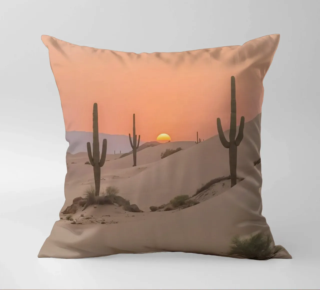 Paesaggio desertico con dune di cactus Saguaro e tramonto cuscino da DesignDoodle