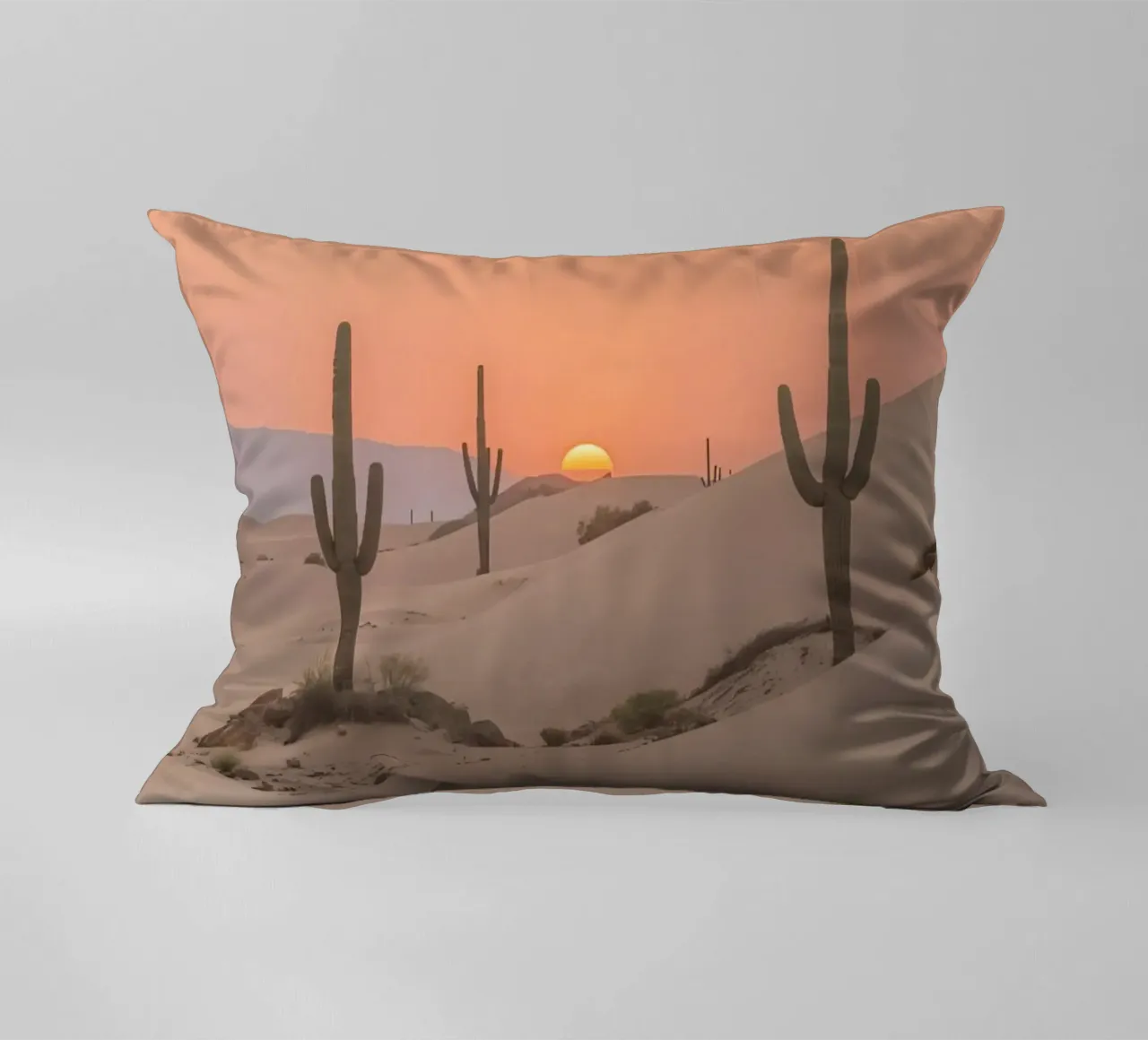 Paesaggio desertico con dune di cactus Saguaro e tramonto cuscino da DesignDoodle