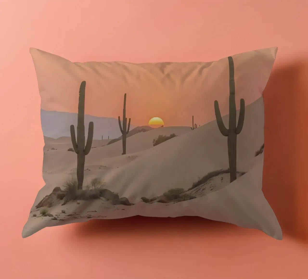 Paesaggio desertico con dune di cactus Saguaro e tramonto cuscino da DesignDoodle