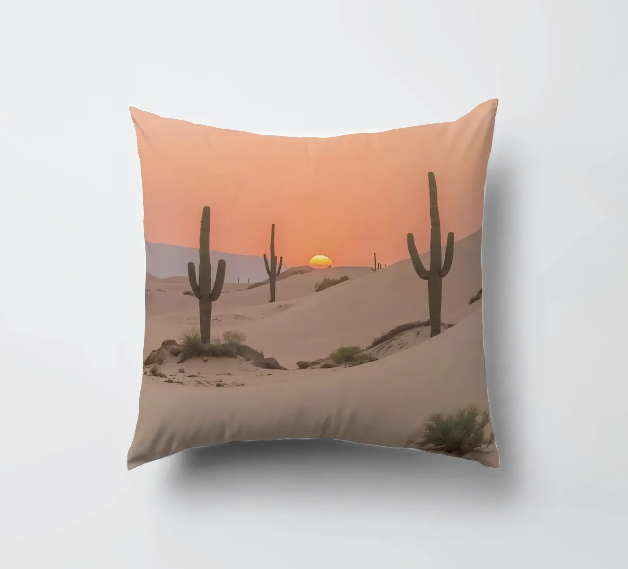 Paesaggio desertico con dune di cactus Saguaro e tramonto cuscino da DesignDoodle