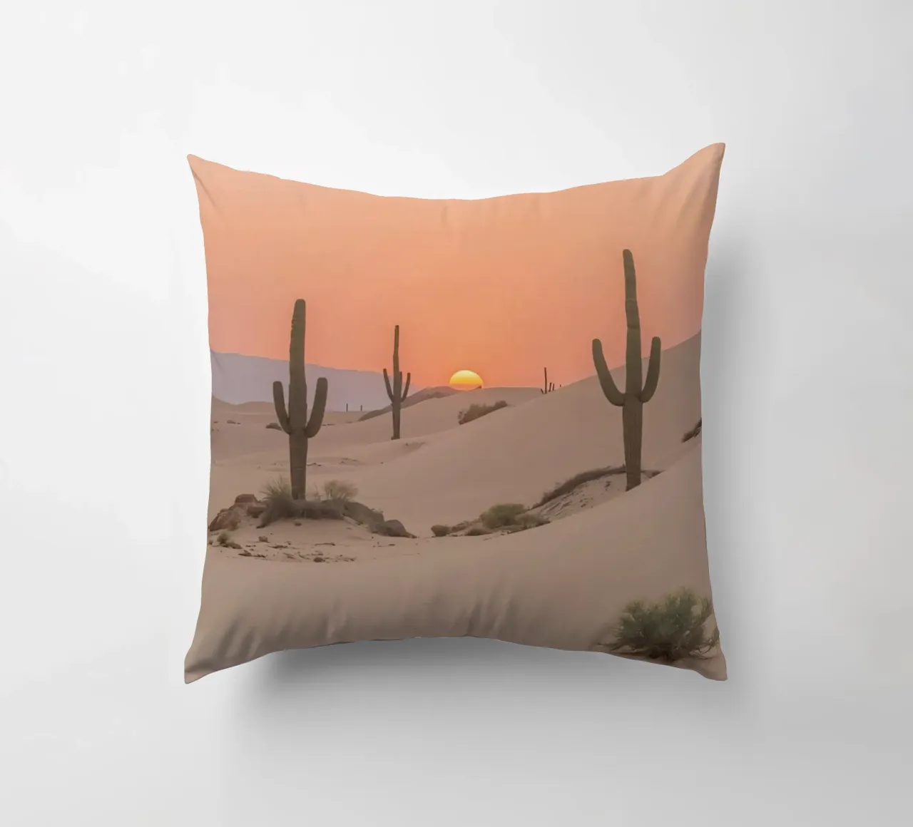 Paesaggio desertico con dune di cactus Saguaro e tramonto cuscino da DesignDoodle