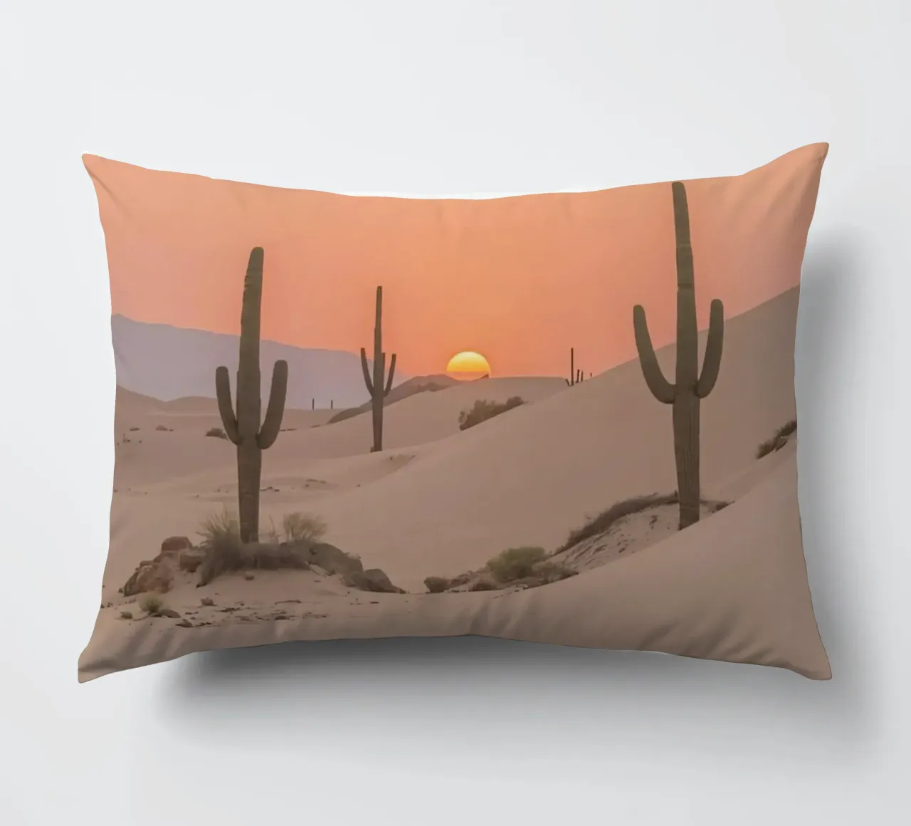 Paesaggio desertico con dune di cactus Saguaro e tramonto cuscino da DesignDoodle