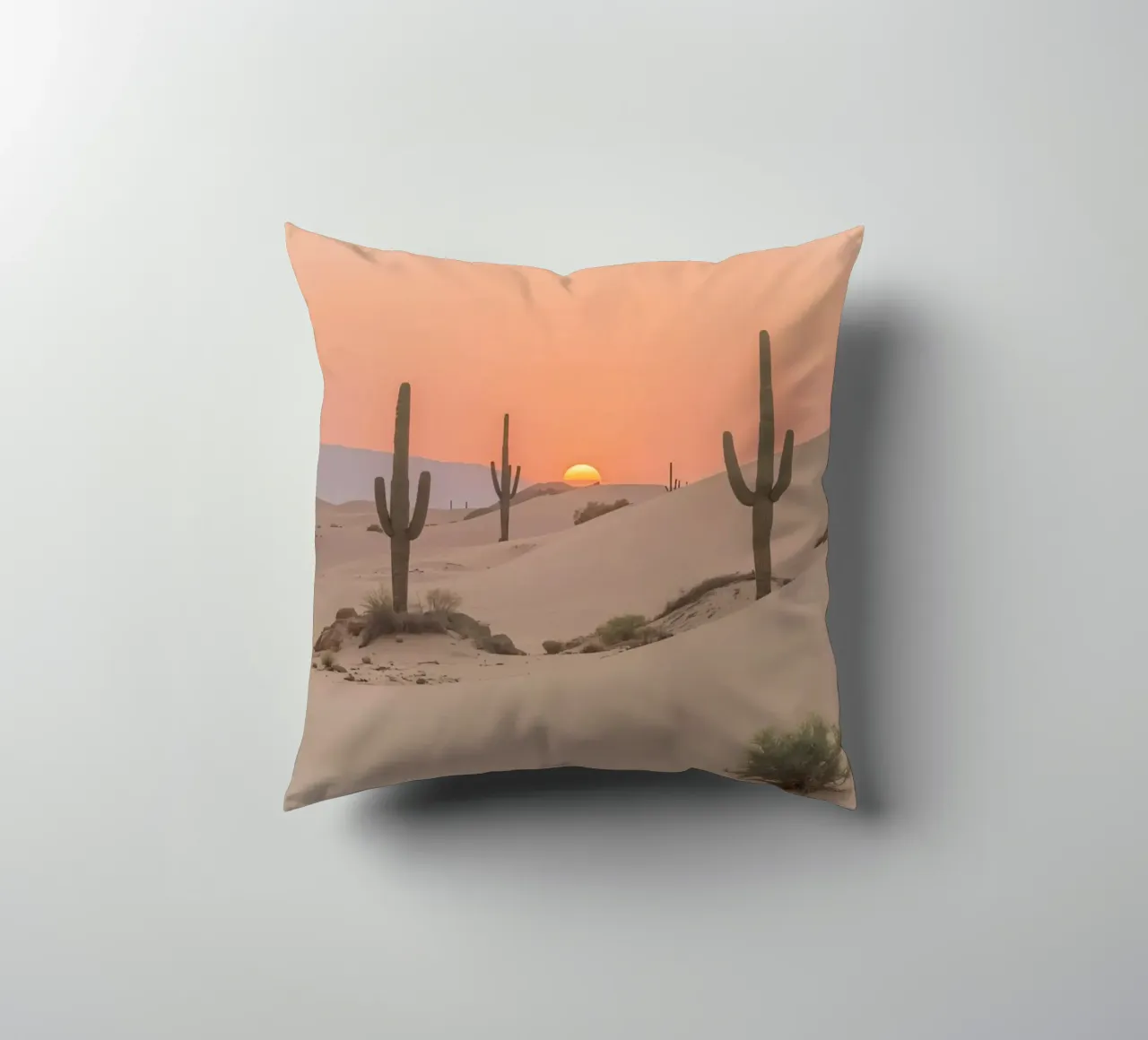 Paesaggio desertico con dune di cactus Saguaro e tramonto cuscino da DesignDoodle