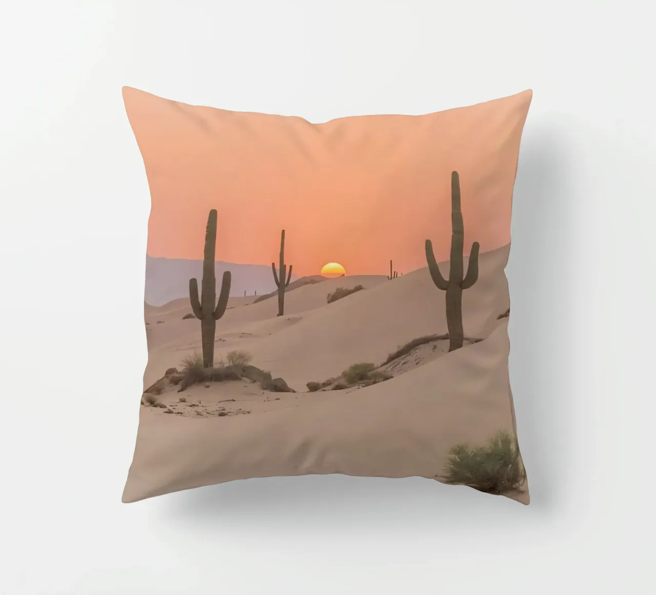 Paesaggio desertico con dune di cactus Saguaro e tramonto cuscino da DesignDoodle