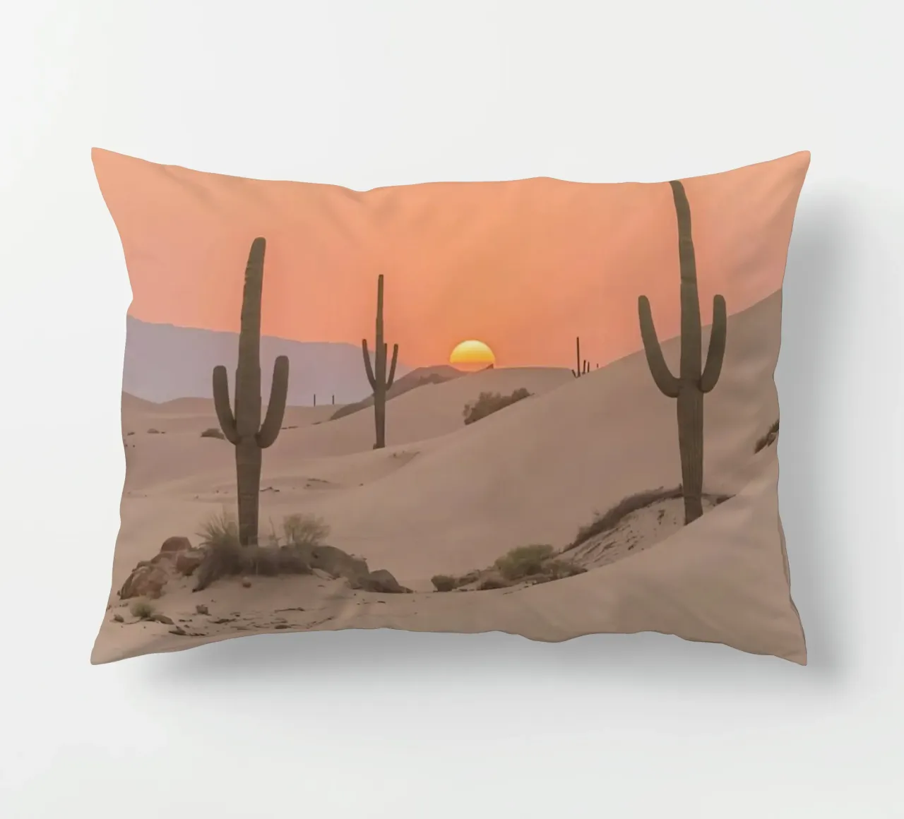 Paesaggio desertico con dune di cactus Saguaro e tramonto cuscino da DesignDoodle