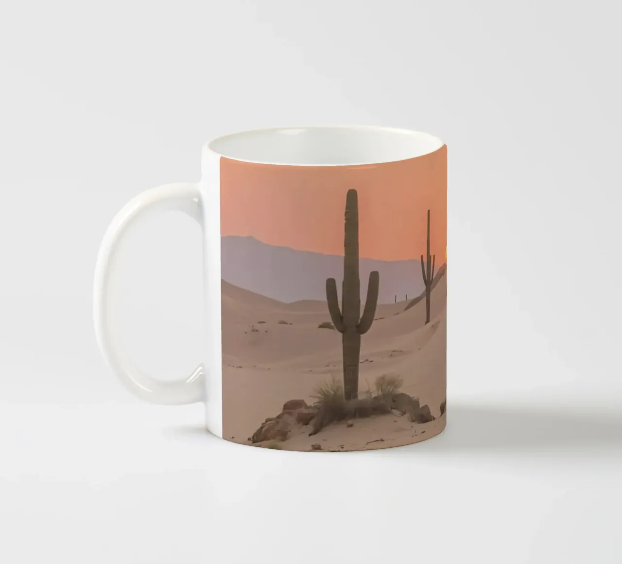 Paesaggio desertico con dune di cactus Saguaro e tramonto tazza in ceramica da DesignDoodle