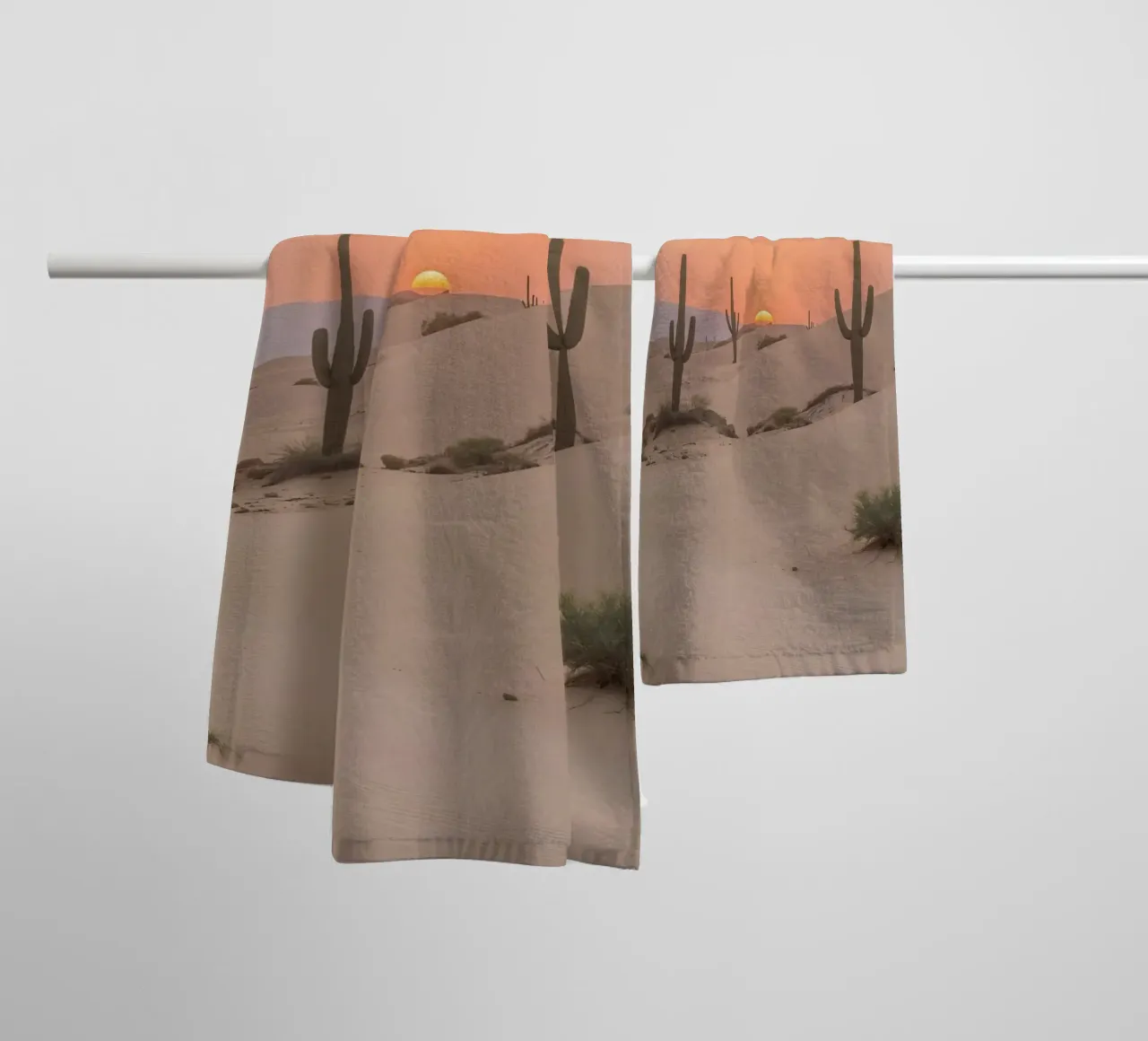 Paesaggio desertico con dune di cactus Saguaro e tramonto asciugamano da bagno da DesignDoodle