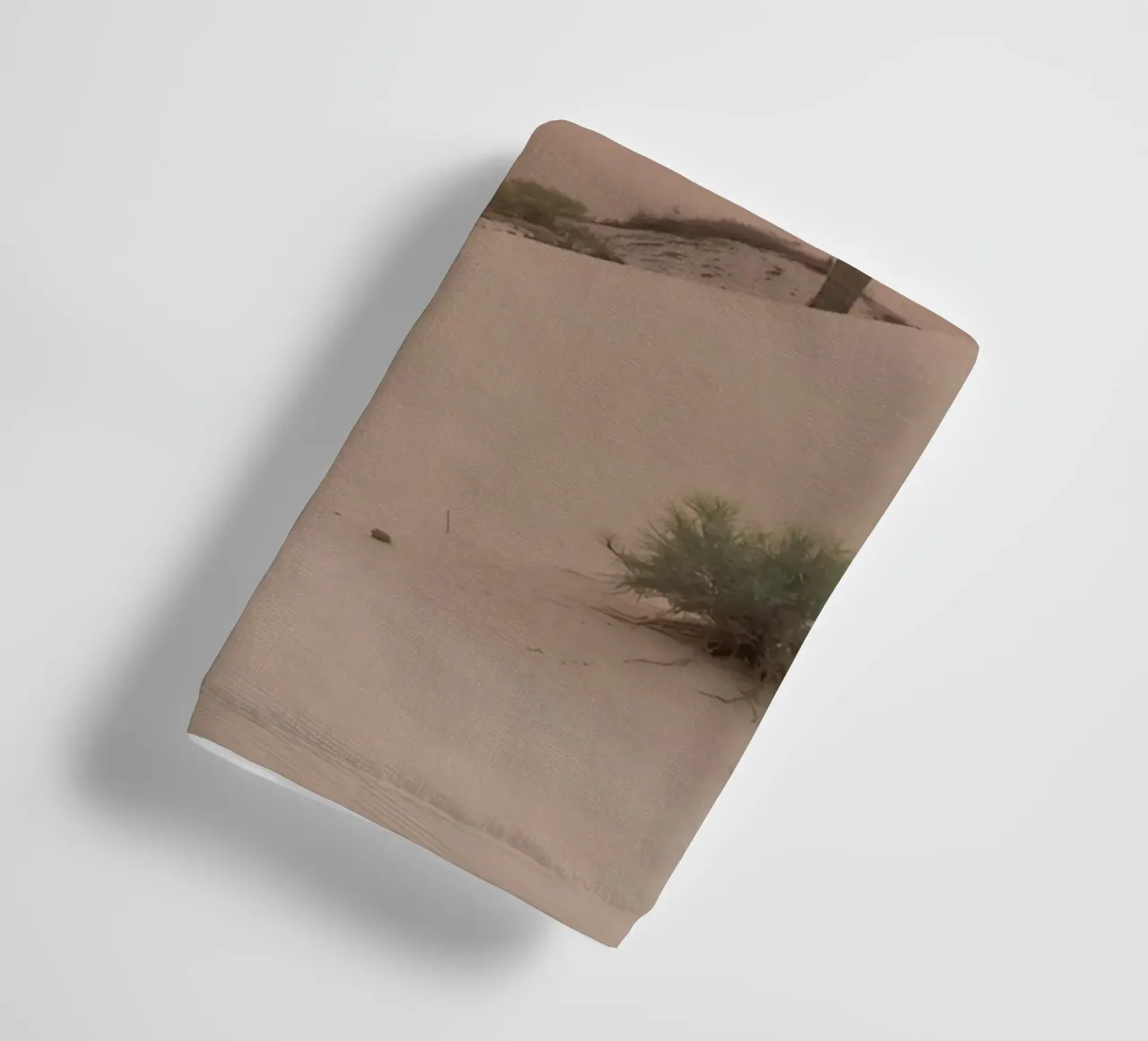 Paesaggio desertico con dune di cactus Saguaro e tramonto asciugamano da bagno da DesignDoodle