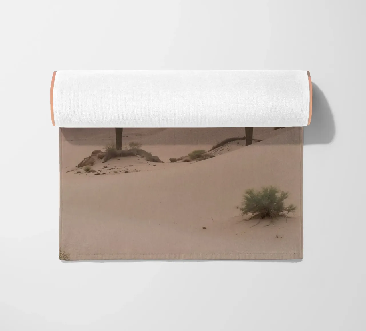 Paesaggio desertico con dune di cactus Saguaro e tramonto telo mare da DesignDoodle