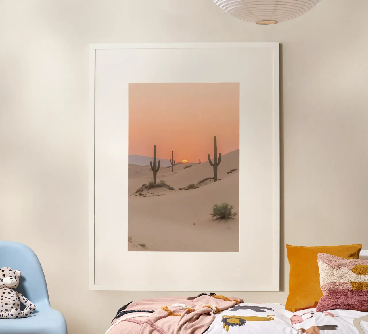 Paesaggio desertico con dune di cactus Saguaro e tramonto poster con telaio in plastica da DesignDoodle