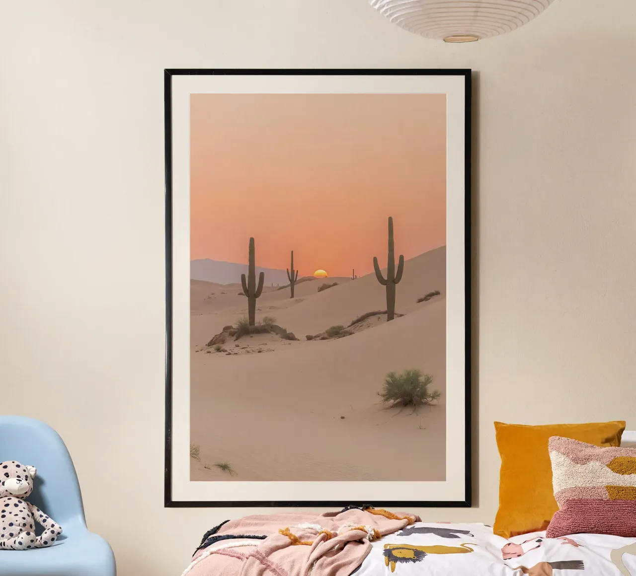 Paesaggio desertico con dune di cactus Saguaro e tramonto poster con telaio in plastica da DesignDoodle
