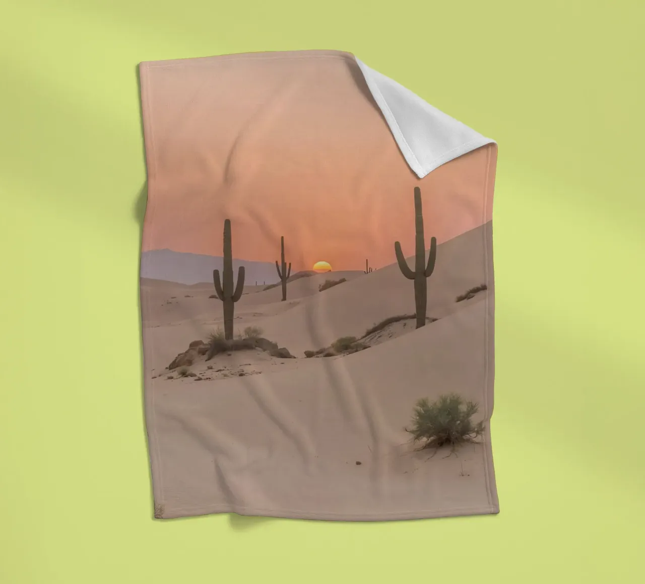 Paesaggio desertico con dune di cactus Saguaro e tramonto coperta in pile da DesignDoodle