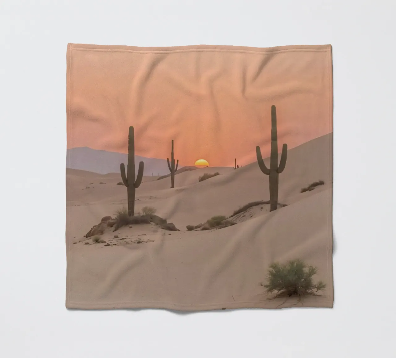 Paesaggio desertico con dune di cactus Saguaro e tramonto coperta in pile da DesignDoodle