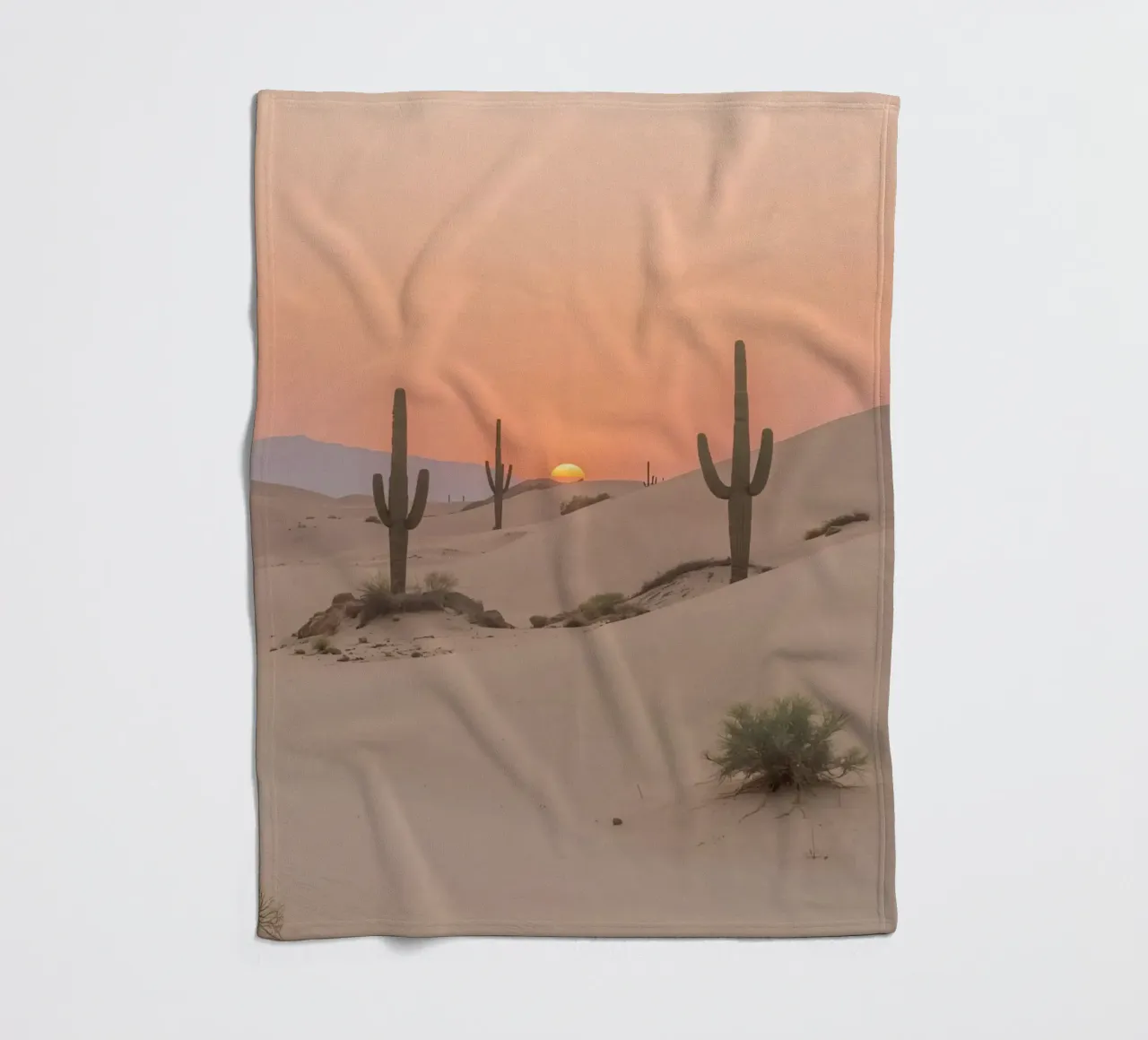 Paesaggio desertico con dune di cactus Saguaro e tramonto coperta in pile da DesignDoodle