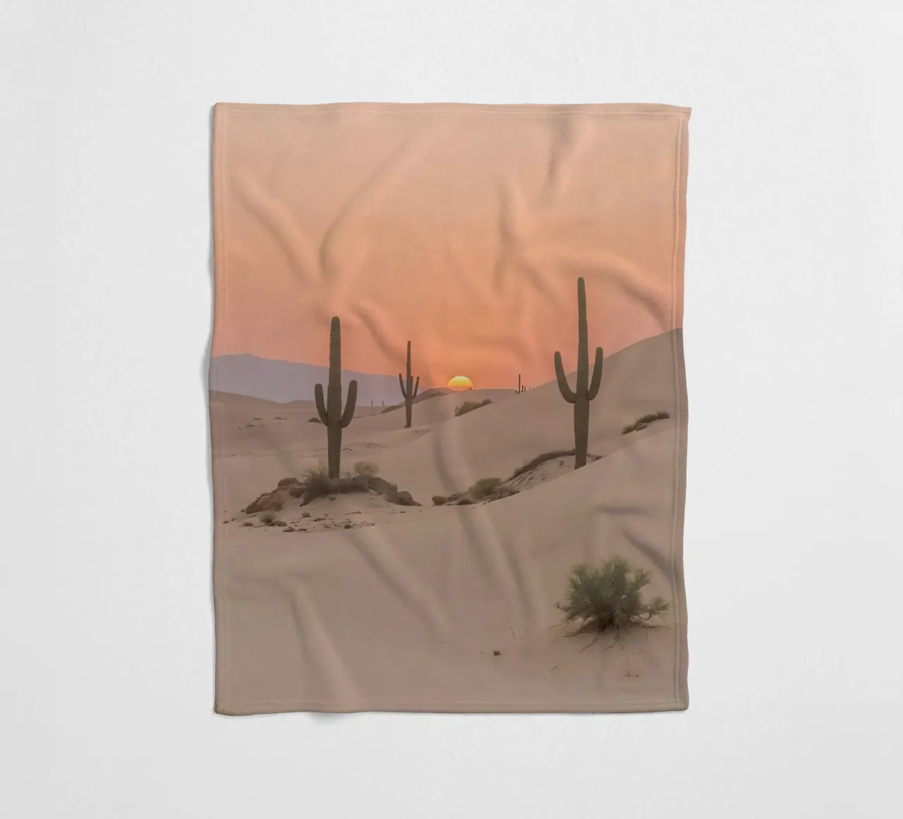 Paesaggio desertico con dune di cactus Saguaro e tramonto coperta in pile da DesignDoodle