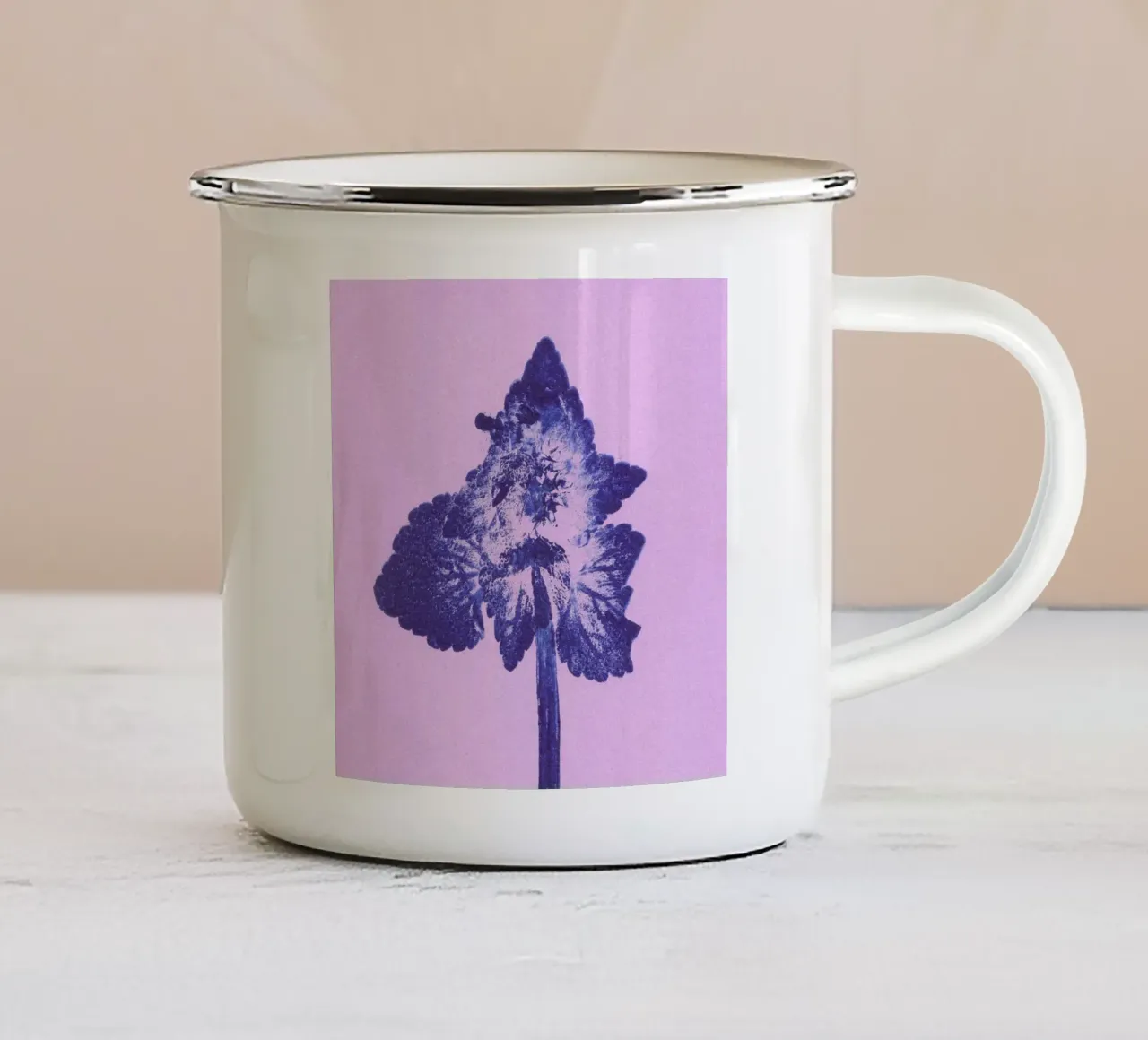 Impressioni botaniche | Lamium purpureum v6 tazza in smalto da Ivona Maris
