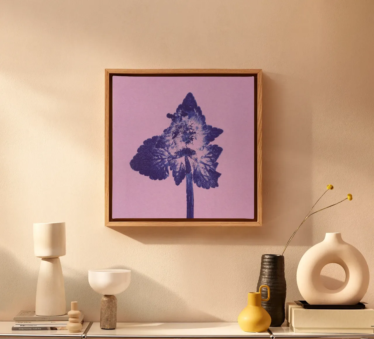 Impressioni botaniche | Lamium purpureum v6 tela con Cornice a cassetta da Ivona Maris