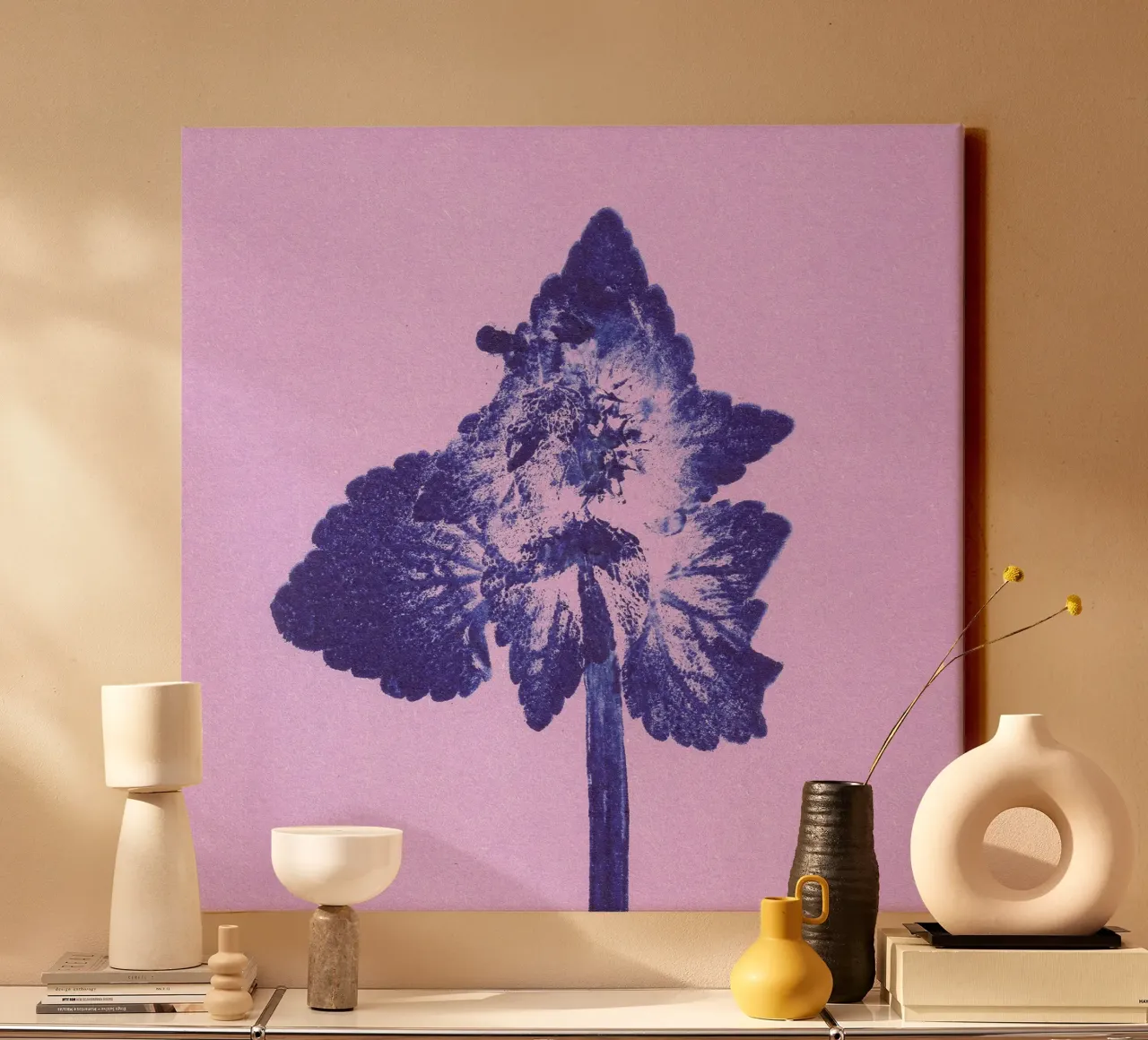 Impressioni botaniche | Lamium purpureum v6 tela con Cornice a cassetta da Ivona Maris