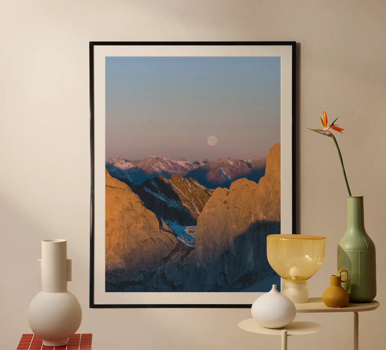 mountain in sunset poster con telaio in plastica da lily