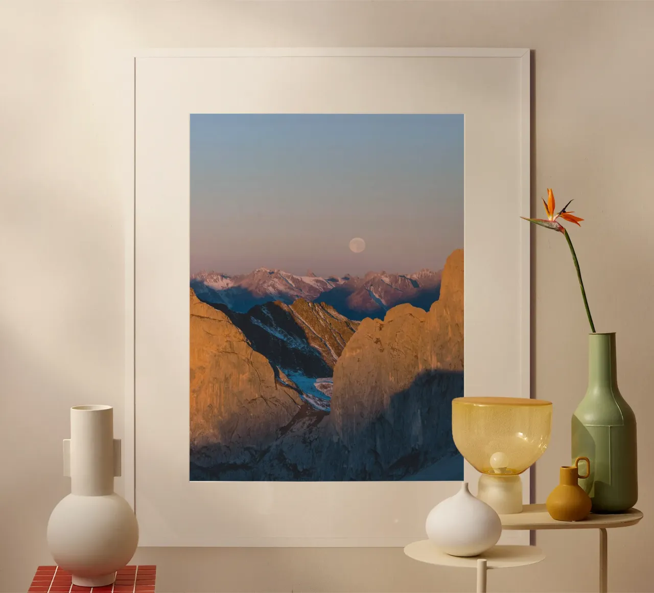 mountain in sunset poster con telaio in plastica da lily