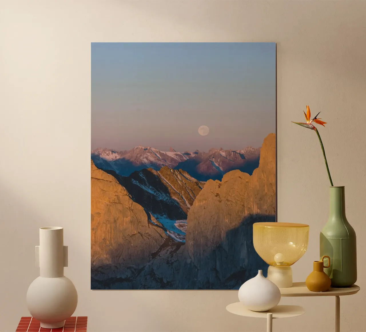 mountain in sunset poster con telaio in plastica da lily