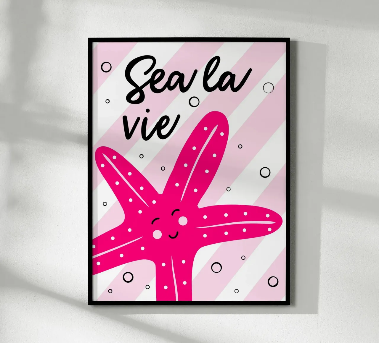 Sea la vie - Vacanza al mare in casa - Stella marina in rosa poster con telaio in alluminio da Schoenigkeiten