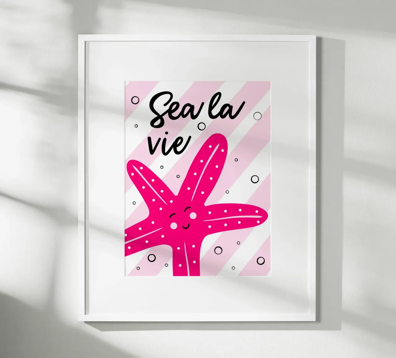 Sea la vie - Vacanza al mare in casa - Stella marina in rosa poster con telaio in alluminio da Schoenigkeiten