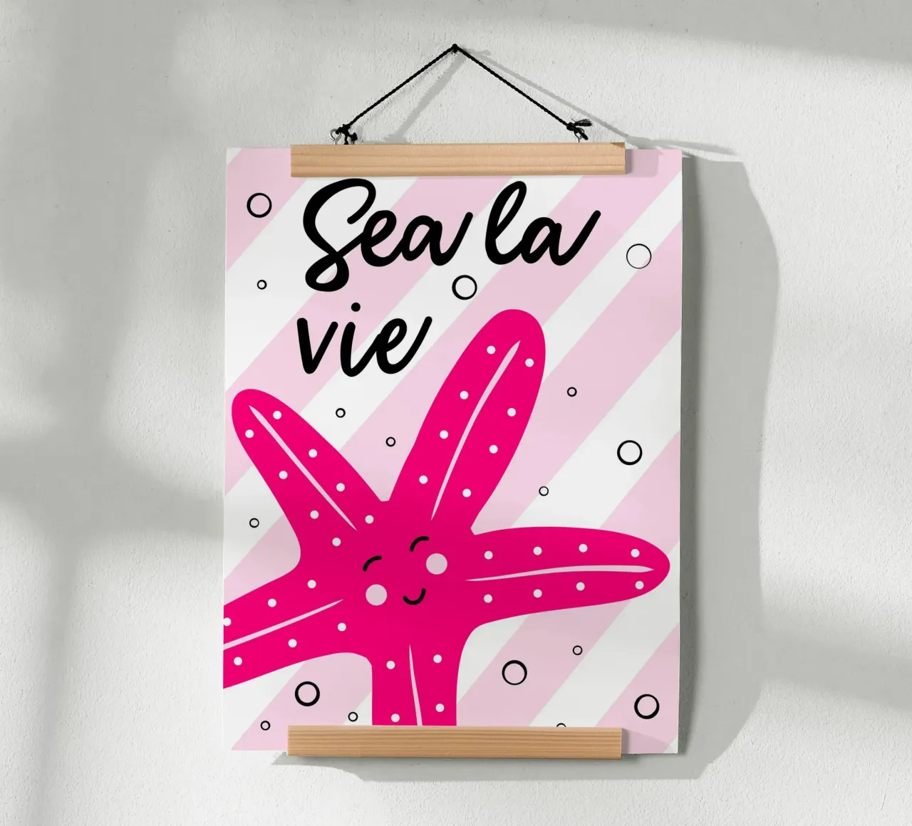 Sea la vie - Vacanza al mare in casa - Stella marina in rosa poster con telaio in alluminio da Schoenigkeiten