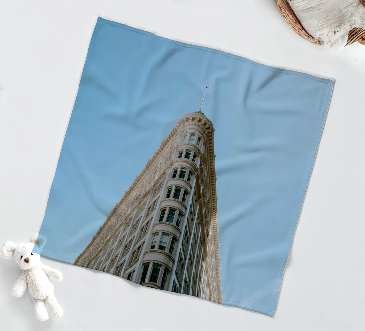 the triangle building coperta in pile da carsa
