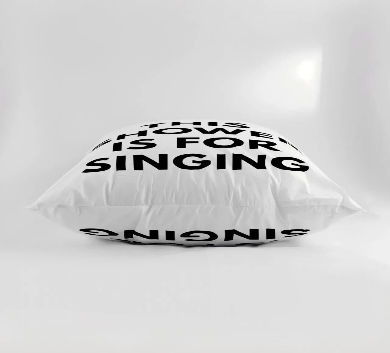 Questa doccia è per cantare cuscino da Typo Designs