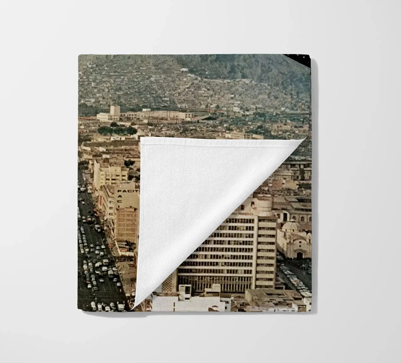 Città dello spazio telo mare da Cassia Beck Collage