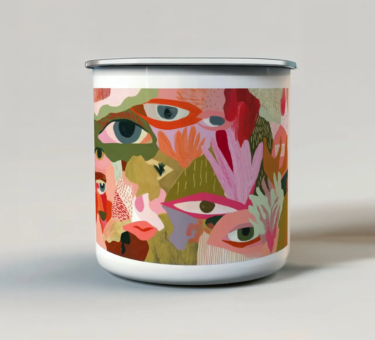 Abstracte gezichten, levendige pop-artprint emaille mok van vintagepod