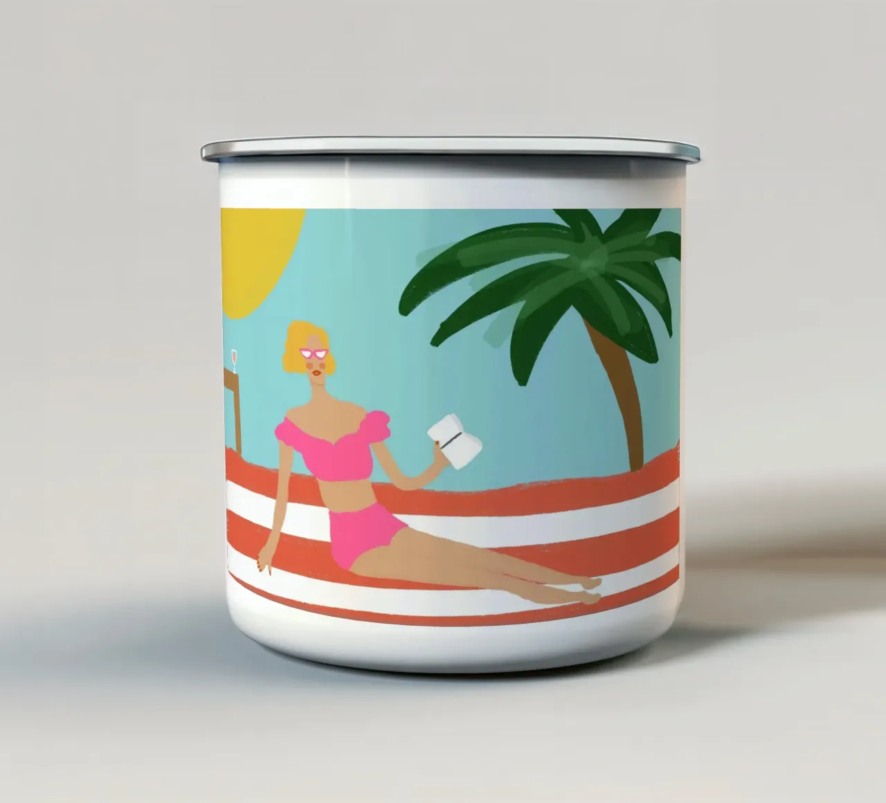 Ragazza da spiaggia retrò, arte vintage Summer Vibes tazza in smalto da vintagepod