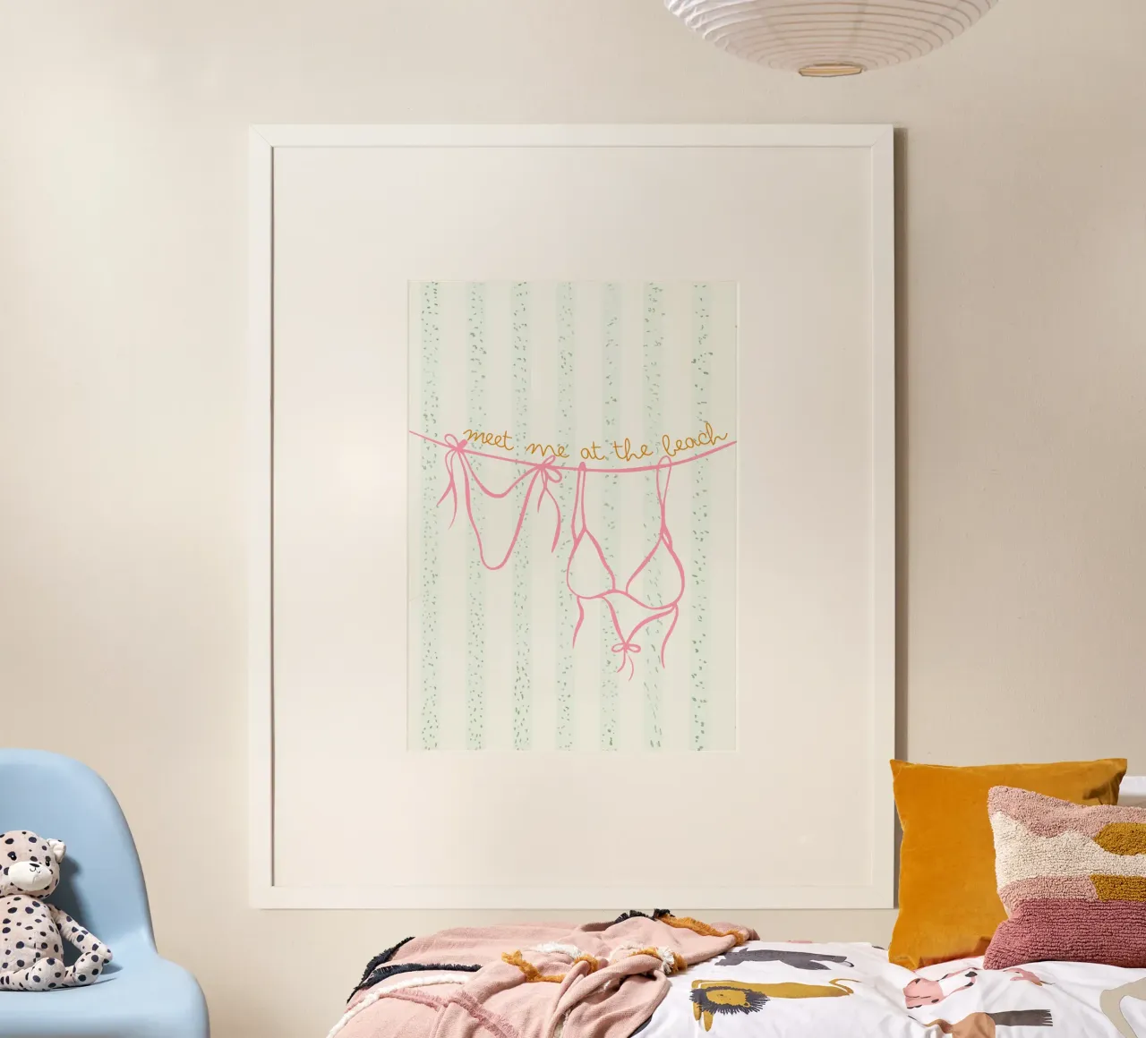 Incontriamoci in spiaggia, Bikini Art, Poster estivo poster con telaio in plastica da dawnthesea