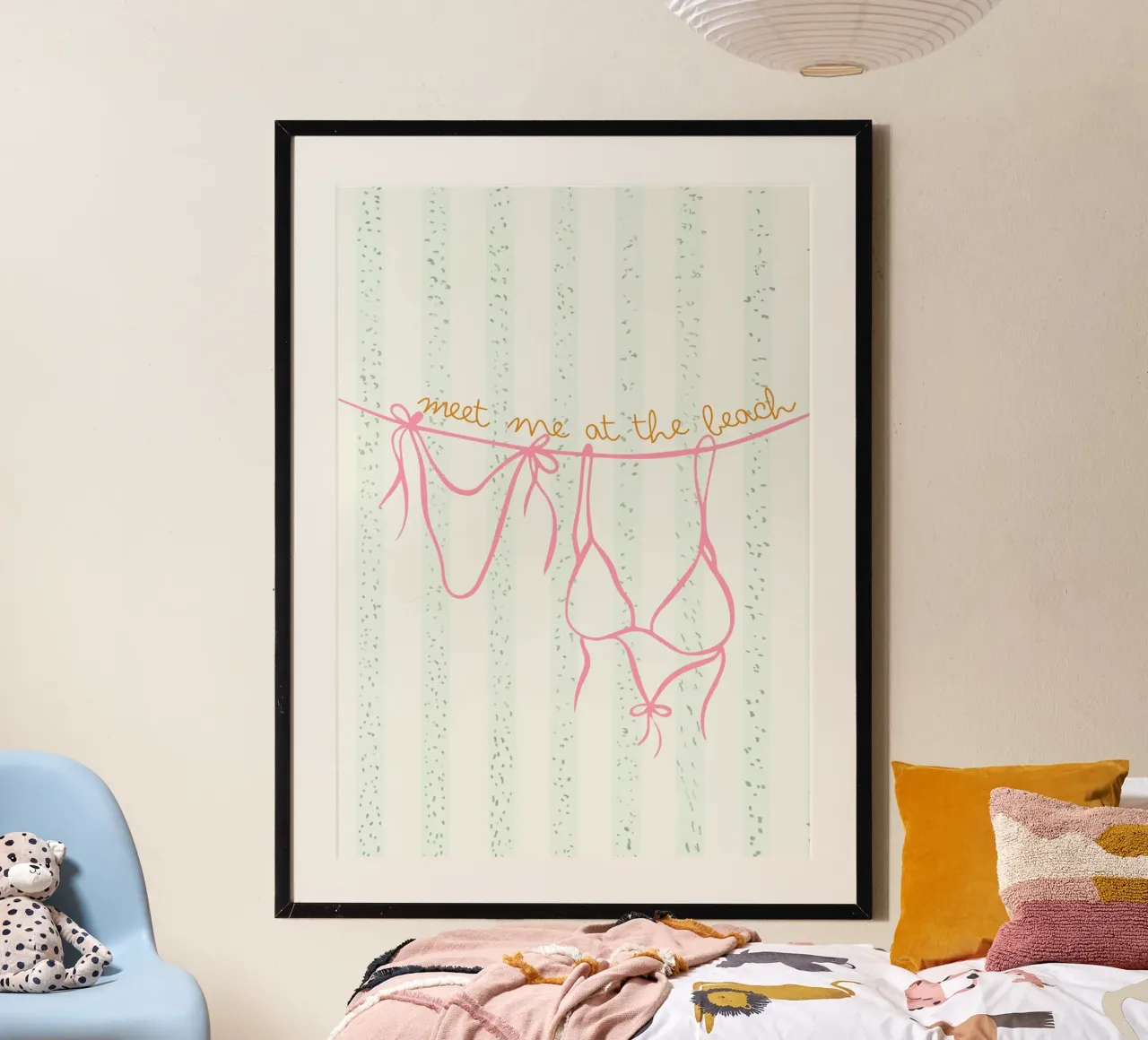 Incontriamoci in spiaggia, Bikini Art, Poster estivo poster con telaio in plastica da dawnthesea