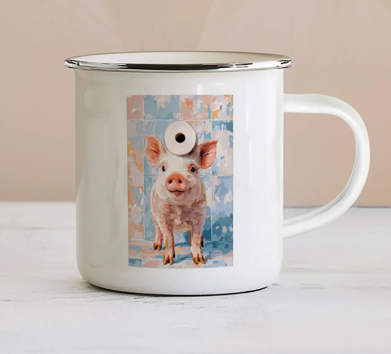 Maiale con carta igienica in testa tazza in smalto da Sabine Klein