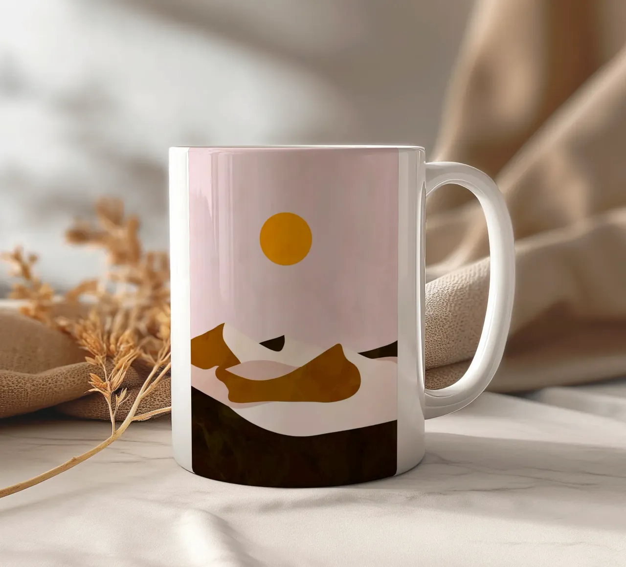 Paesaggio desertico minimalista con sole tazza in ceramica da Sabine Klein