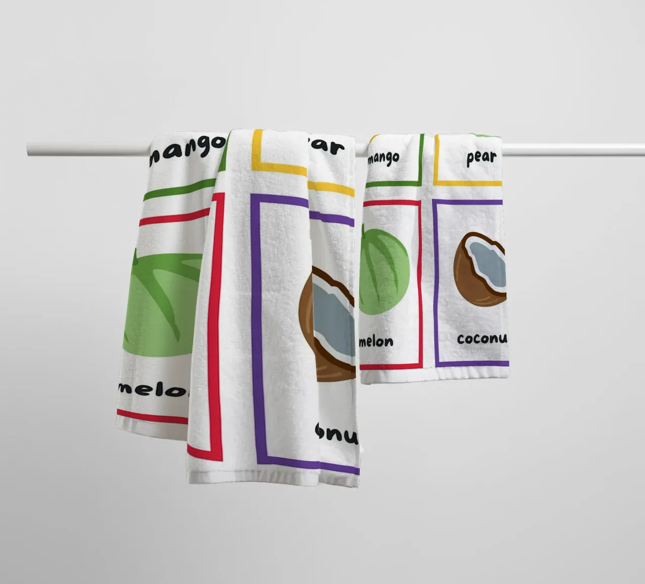 Flashcards sulla frutta_ Mango, pera, melone, noce di cocco asciugamano da bagno da Sabine Klein