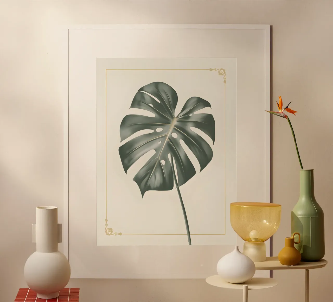 Monstera dagli accenti dorati poster con telaio in alluminio da The Green Room